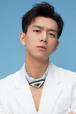 李现春夏VogueMe四月刊封面 尽显摩登风范